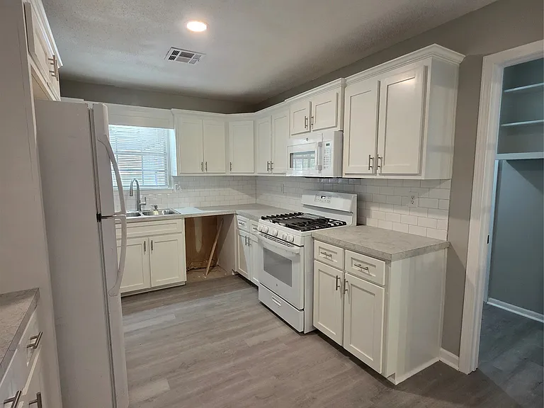 744 Ledyard Pl — Photo 12