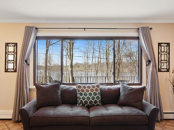 5th image of 3240 Lakeshore Dr