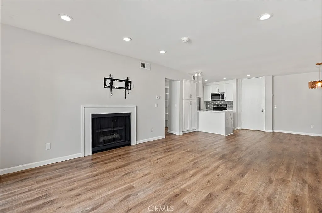 2 bed, 1116 sqft, $4,250 — Photo 1