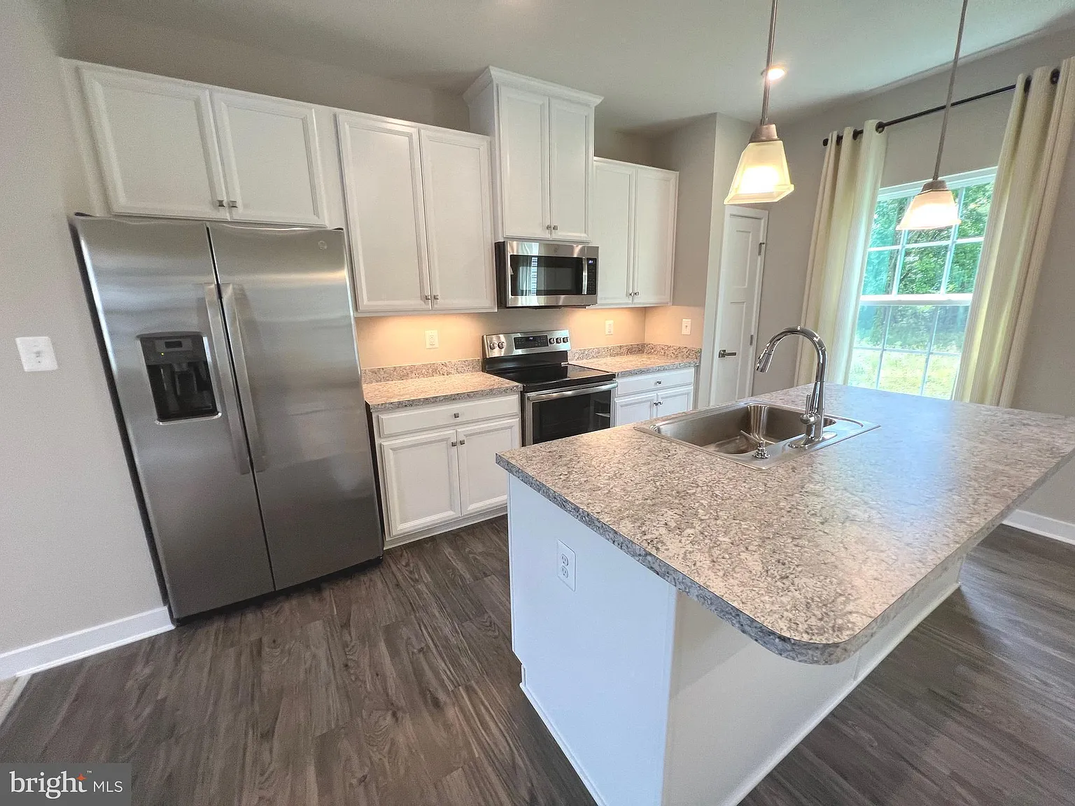 3 bed, 2.5 bath, 1725 sqft, $3,000 — Photo 2