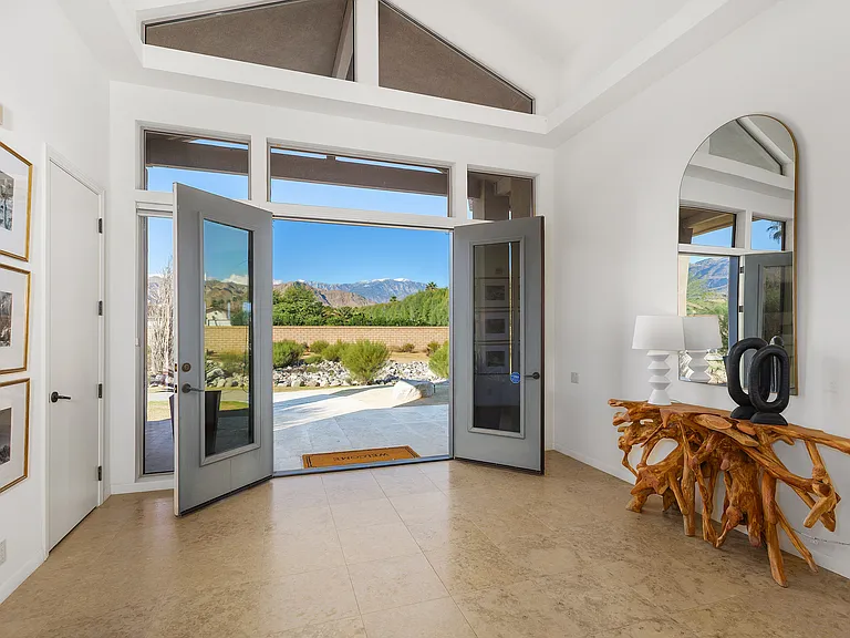 DOUBLE DOOR ENTRY GREAT FOR ENTERTAINING