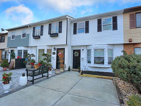 3rd image of 46 Sandalwood Dr