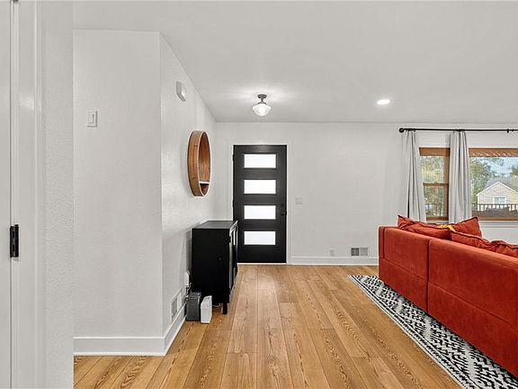 4th image of 610 W Clark St