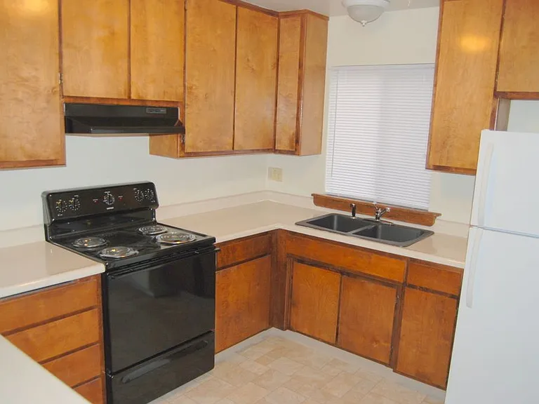 985 Salem St — Photo 4