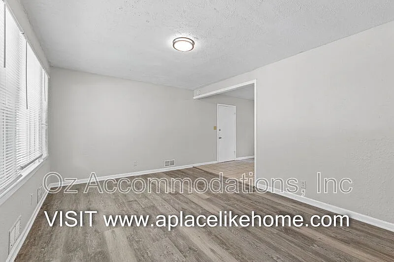 3 bed, 1.0 bath, 912 sqft, $999 — Photo 4