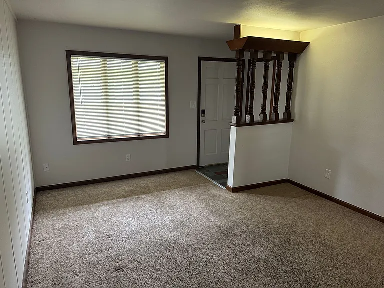 120 S Russell St — Photo 5