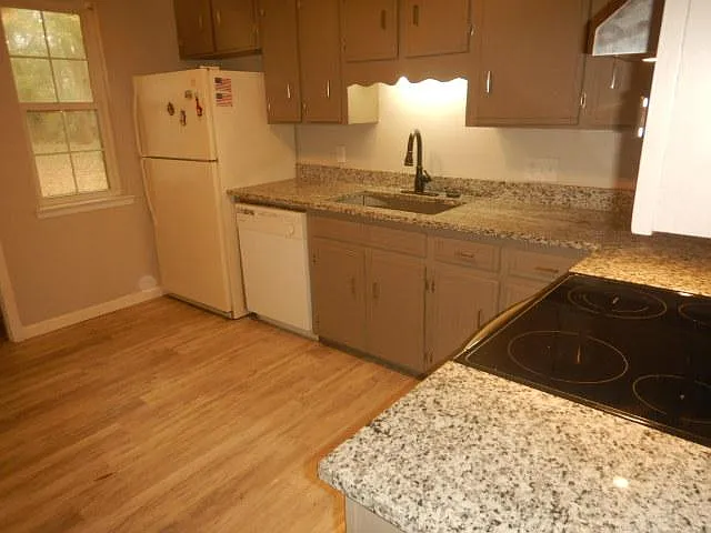 1994 Lansing Dr #A — Photo 8