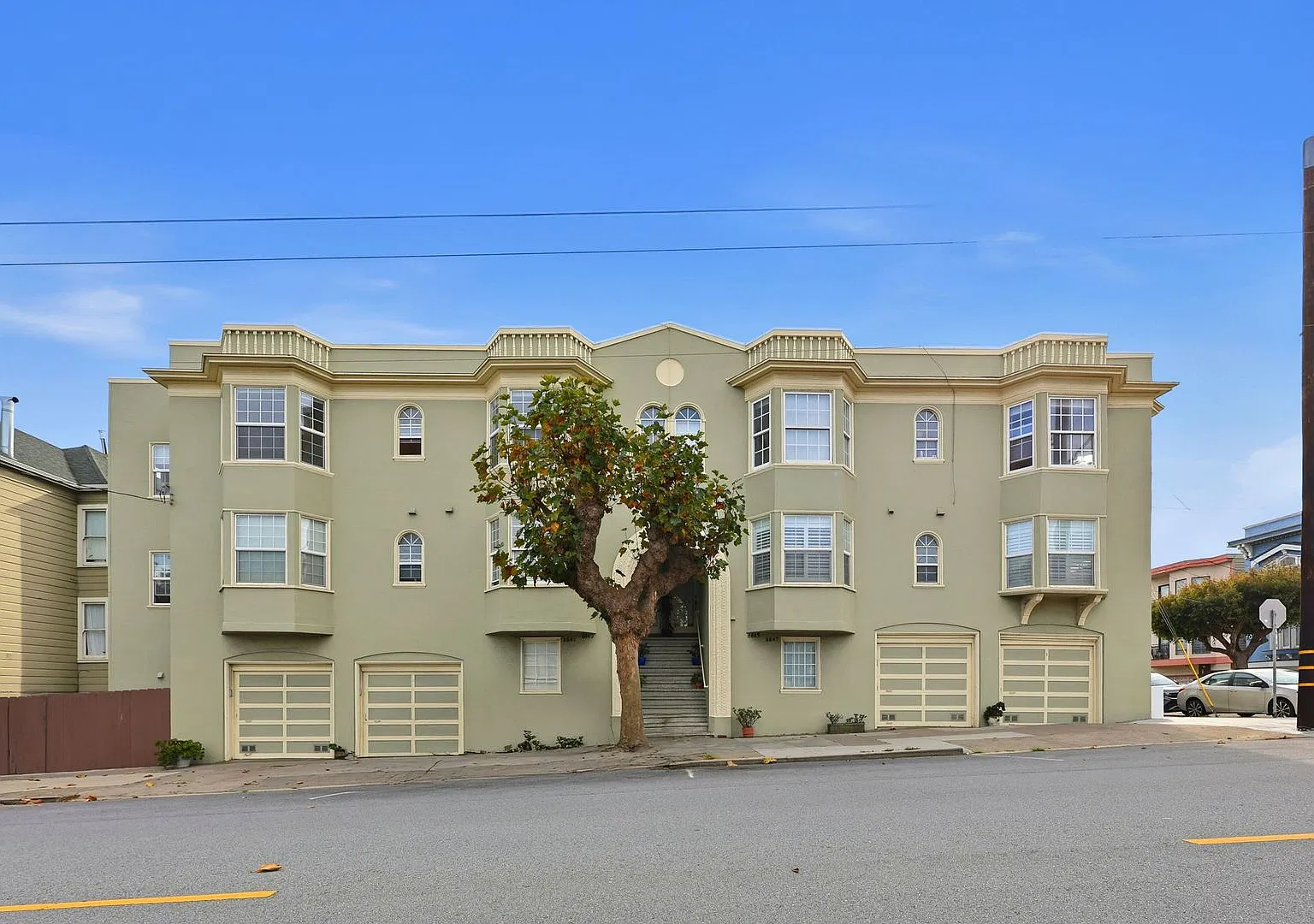 2Br 1Bath with in Unit Laundry and private garage parking — Photo 1