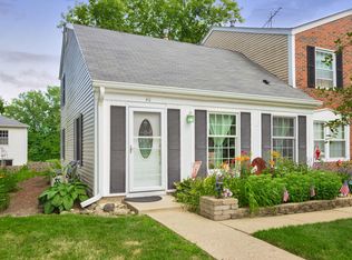 40 Bright Oaks Cir, Cary, IL 60013