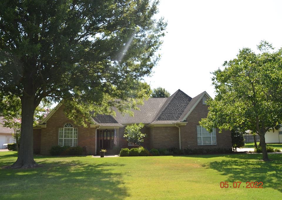 1st image of 303 E Lake Dr