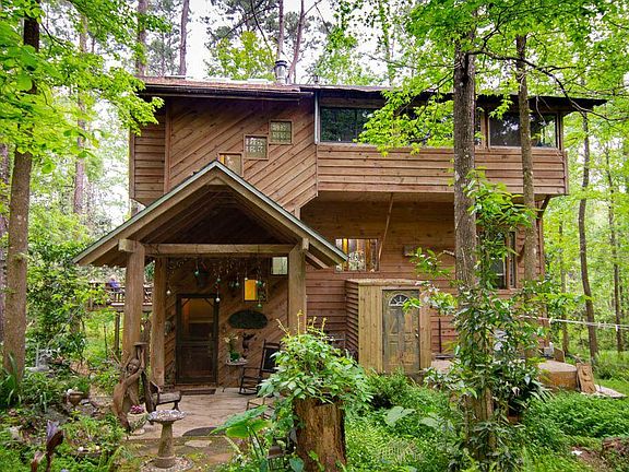 Front entranceway welcomes guests