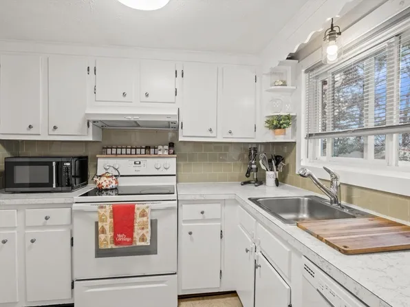 606 Village Dr Unit 606, Buzzards Bay, MA 02532