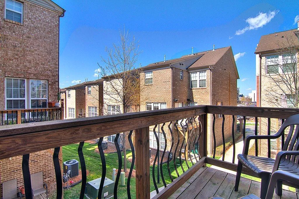 3 bed, 3.5 bath, 2328 sqft, $4,200 — Photo 4