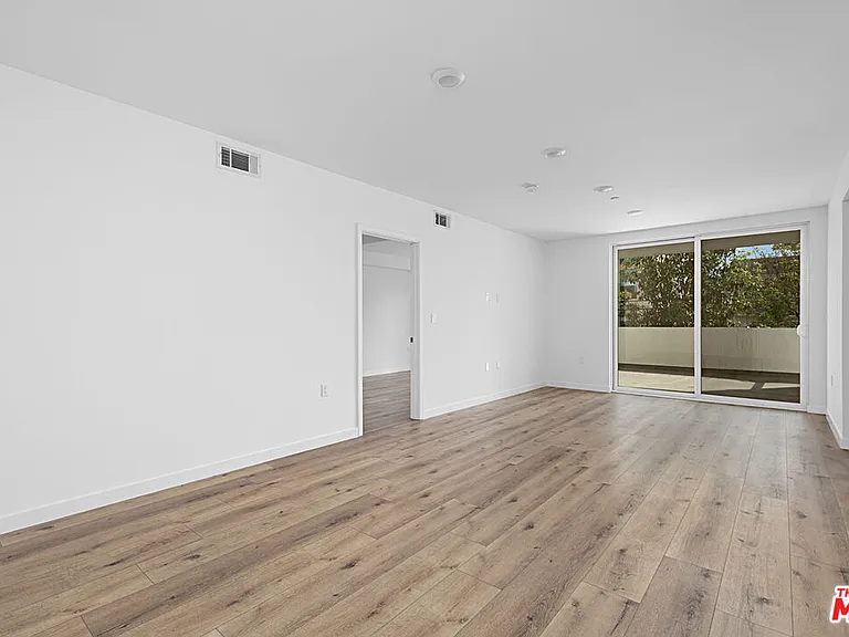 5229 Willowcrest Ave #307 — Photo 4