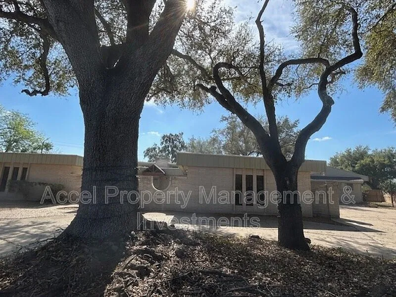 4 bed, 3.0 bath, 3089 sqft, $2,200 — Photo 2