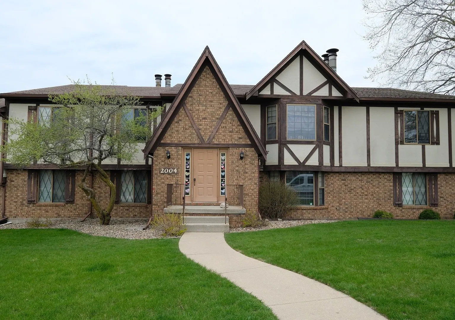 Full Featured unit in quiet complex. In unit laundry, garage, pool. — Photo 1