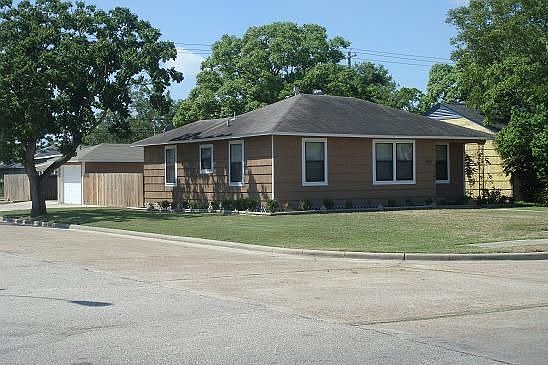 Corner view of 1003 Beech/8th St.