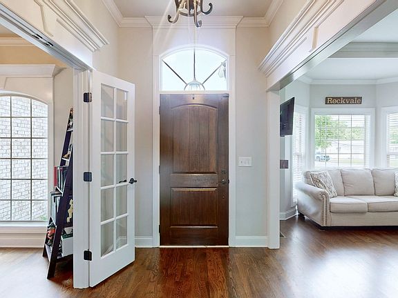 3rd image of 15505 Versailles Rd