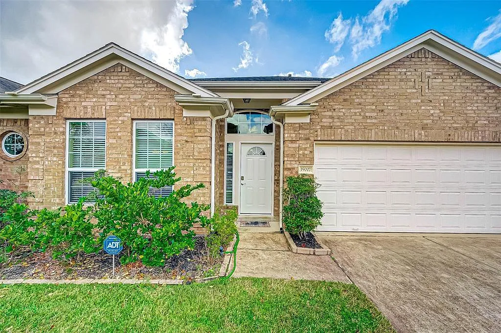 3 bed, 2008 sqft, $2,400 — Photo 2