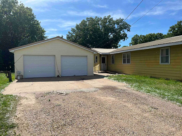 318 E North St — Photo 15