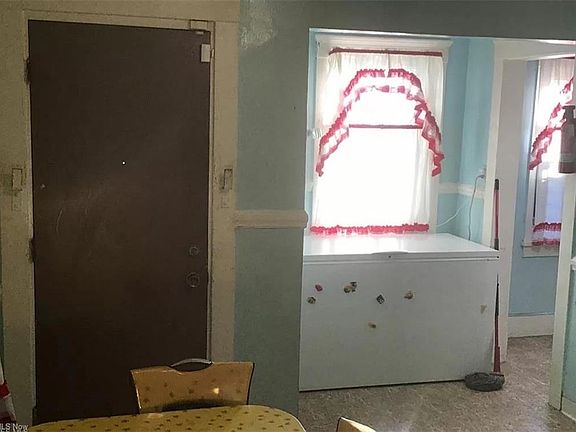 3rd image of 1715 Elsinore Ave