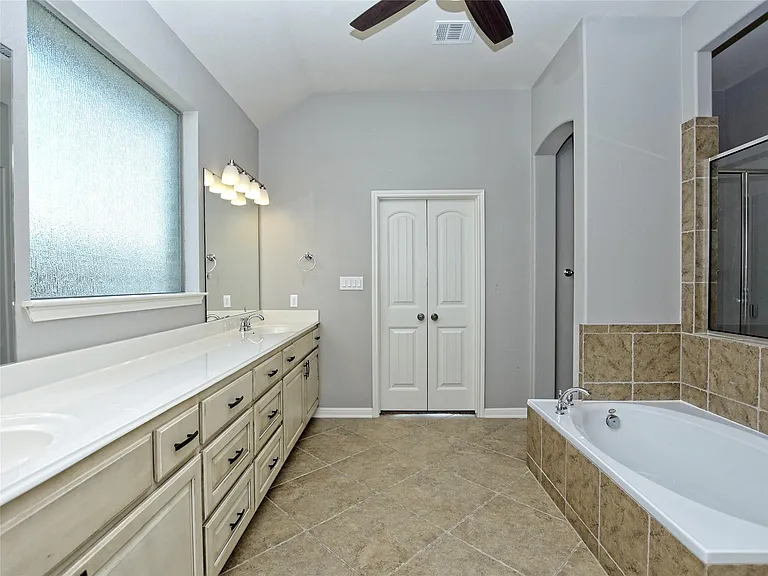 2508 Hilltop Divide Ln — Photo 16
