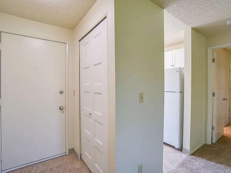 Sussex Village Apartments — Photo 32