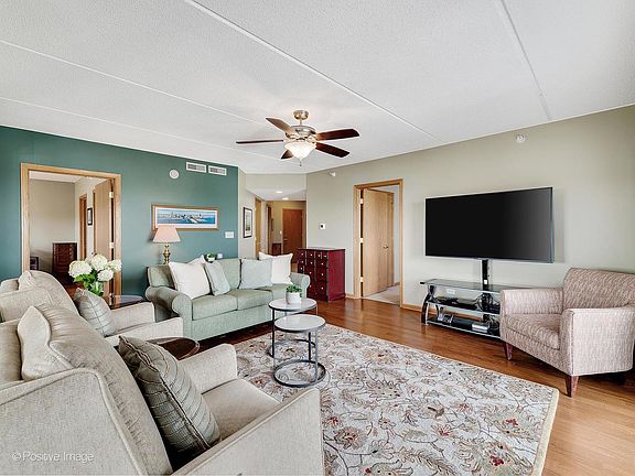 3rd image of 1 N Beacon Pl APT 404