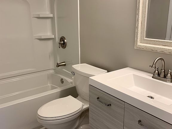 5th image of 136 Knoll Woods Dr
