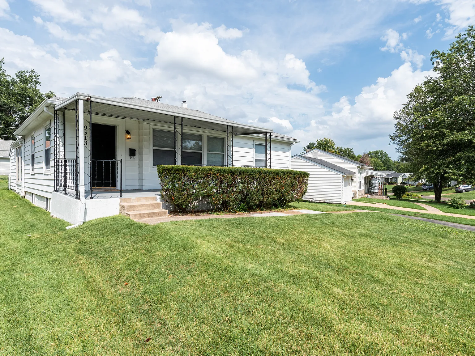 4 bed, 1.5 bath, 1313 sqft, $4,300 — Photo 2