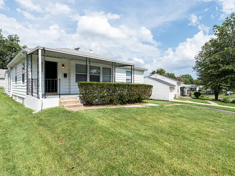9513 Cloverhurst Dr — Photo 2