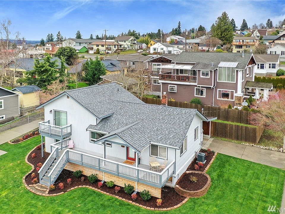Picture perfect in Manette...not a weed in sight and new sod. When you pull up you will see steps across the lawn that came after this photo!