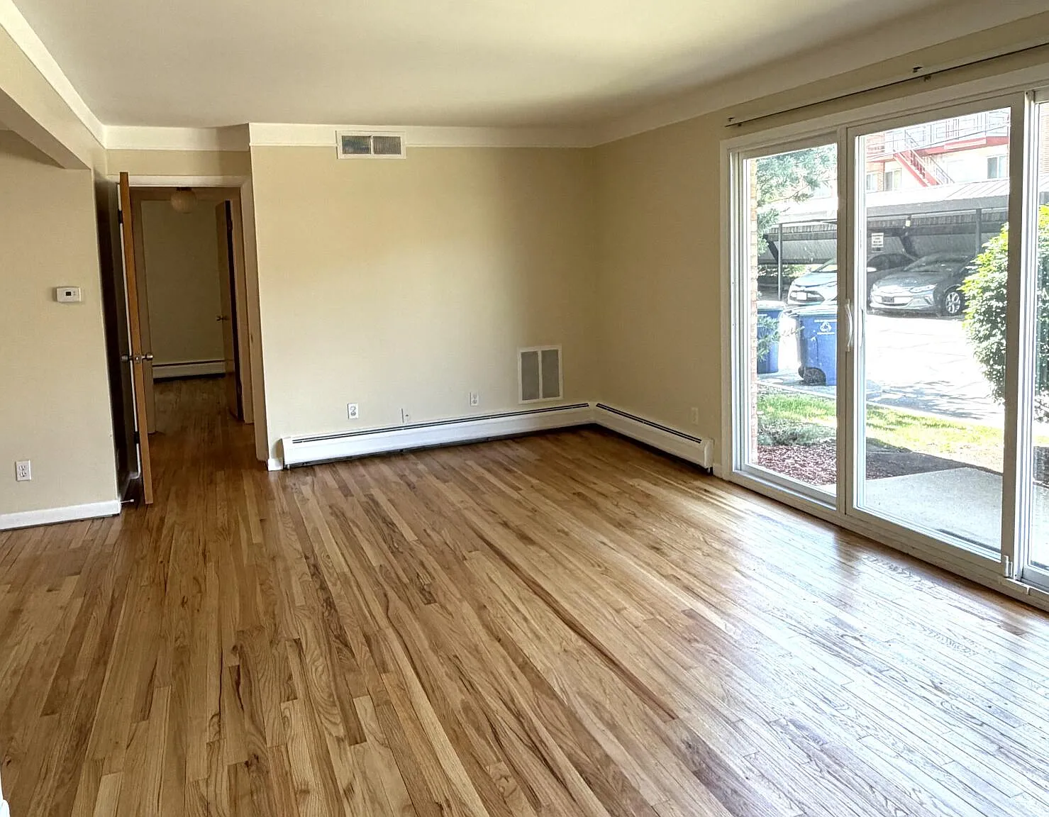 2 bed, 1.0 bath, 871 sqft, $1,900 — Photo 3