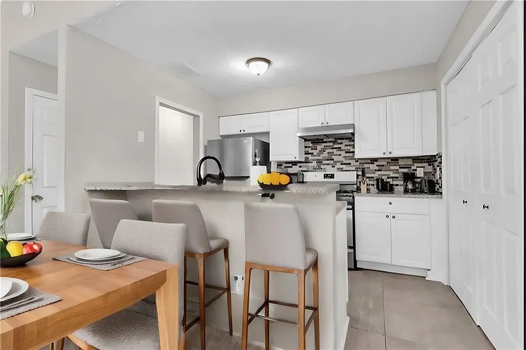 3 bed, 1.5 bath, 1205 sqft, $1,900 — Photo 3