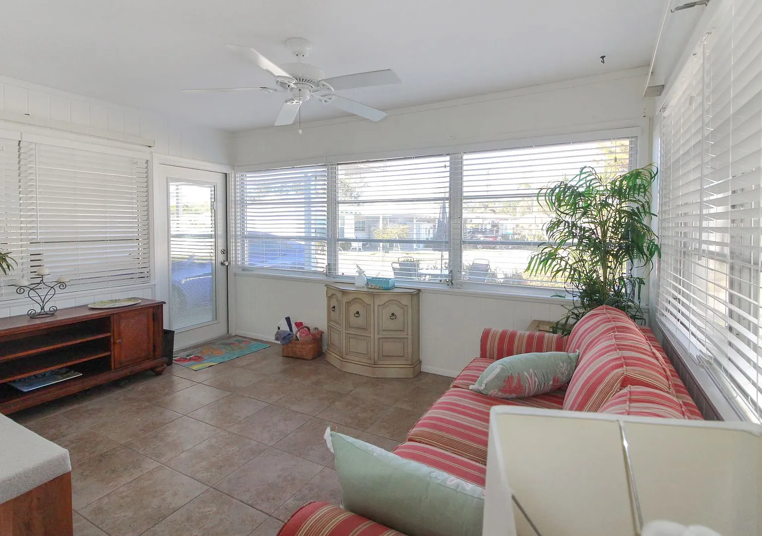 Beach Manor Villas Annual Condo for Rent — Photo 4