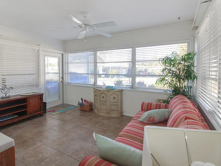 109 Field Ave E — Photo 4