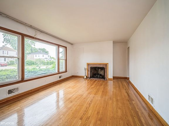 4th image of 1045 E Thacker St