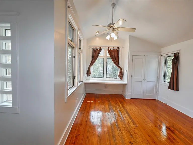 1305 Lorrain St — Photo 13