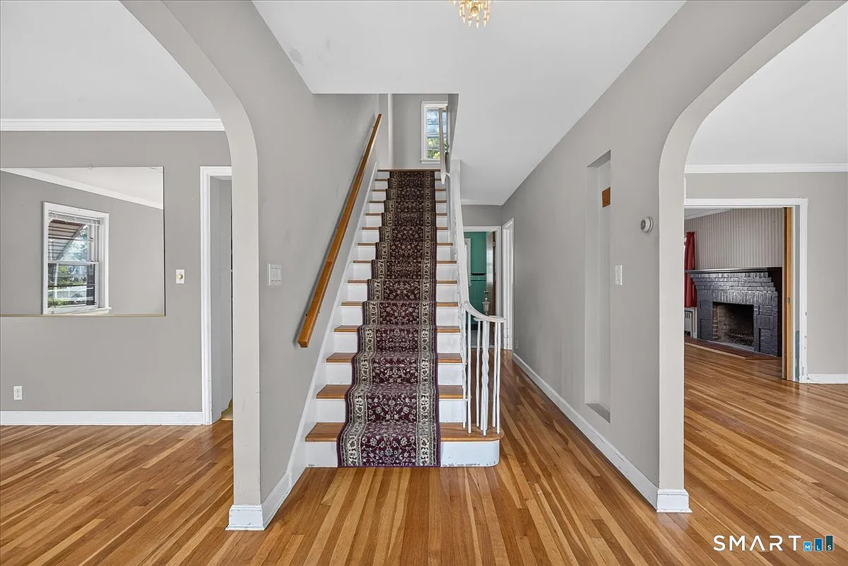 3 bed, 1.5 bath, 2289 sqft, $3,000 — Photo 2