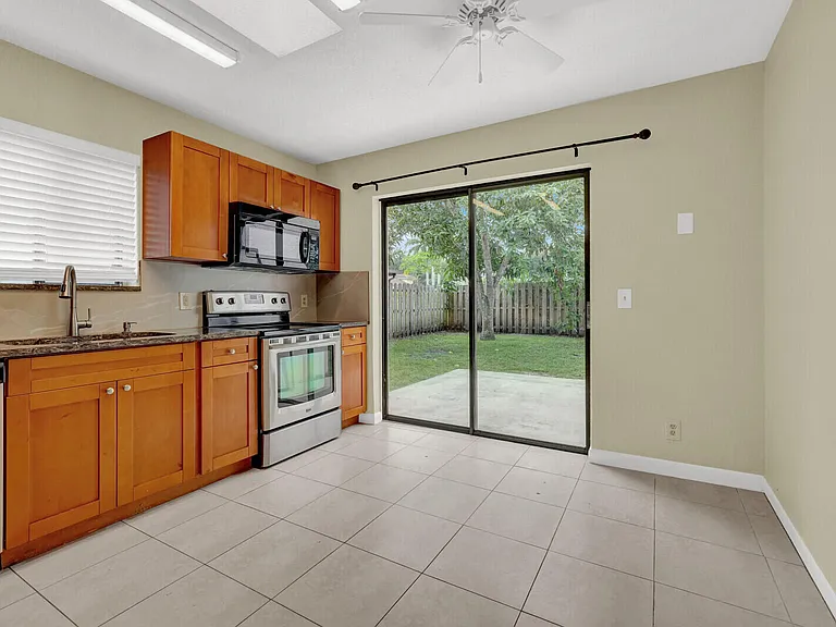 5864 Strawberry Lakes Cir — Photo 9