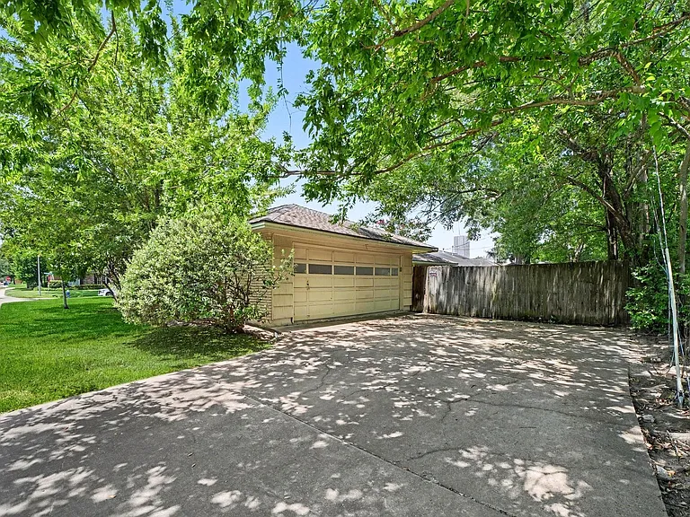6267 Chevy Chase Dr — Photo 21