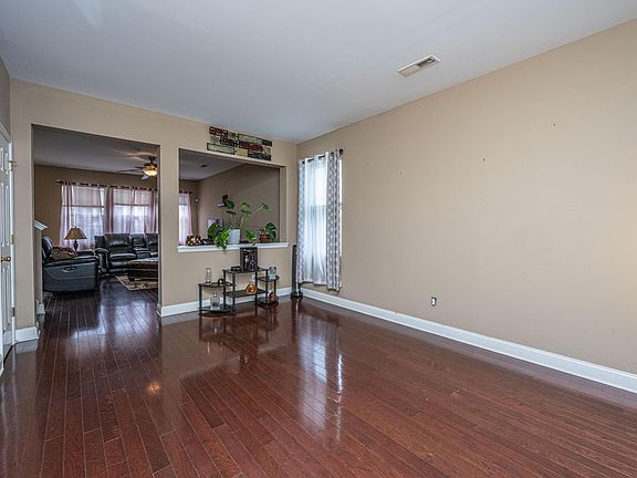 4th image of 451 Glenmore Dr