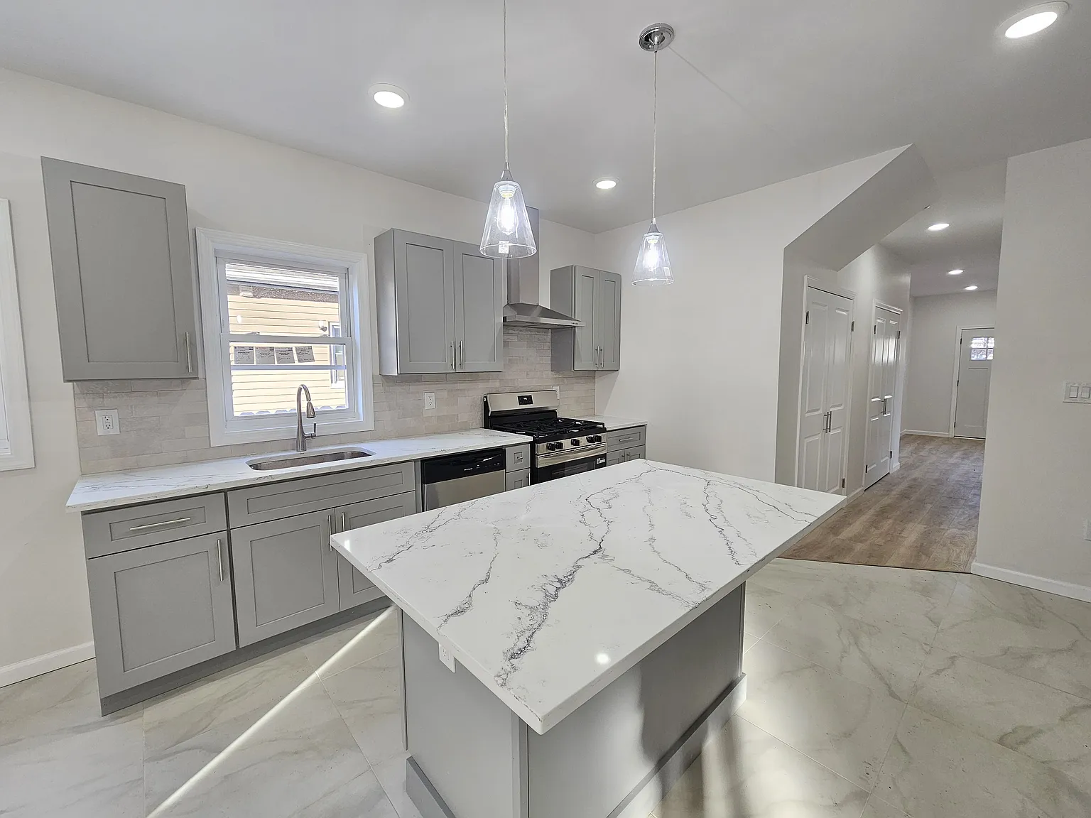 4 bed, 1400 sqft, $3,350 — Photo 1