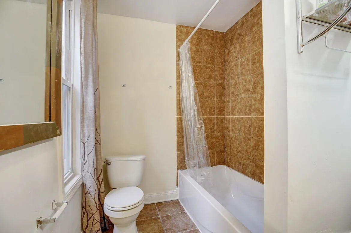 4 bed, 2.0 bath, 2000 sqft, $1,594 — Photo 4