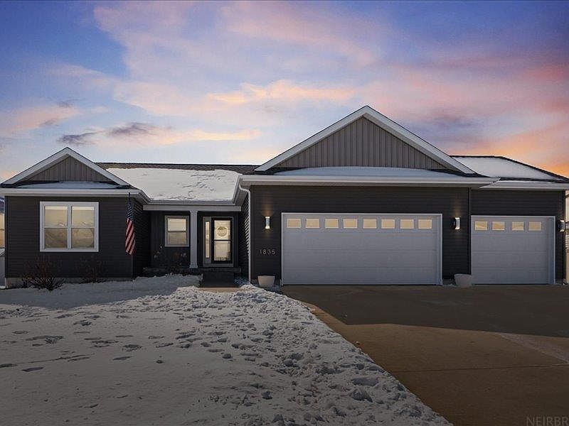 1st image of 1835 Waxwing Way