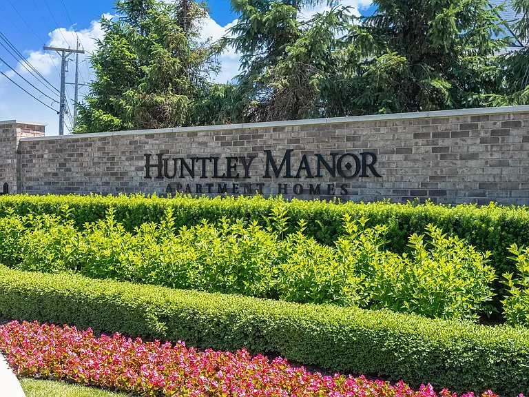 Huntley Manor — Photo 34