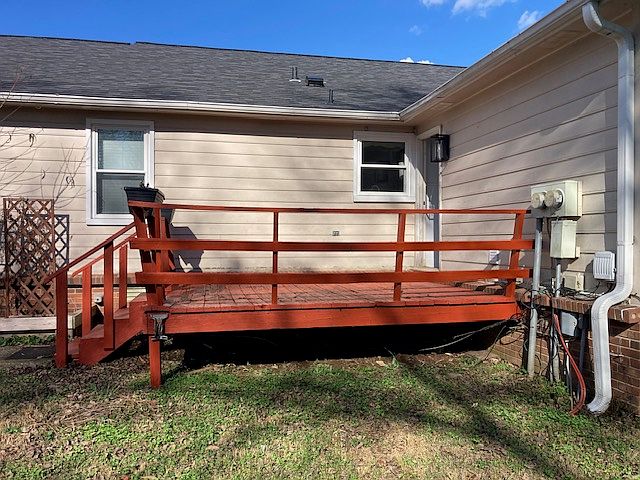 Private deck and garden bed with separate entrance