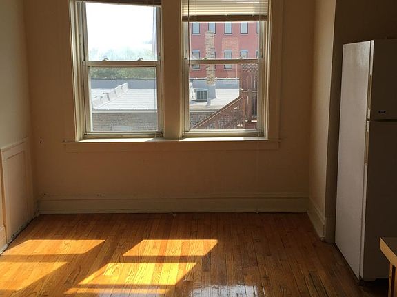 3rd image of 2009 N Leavitt St APT 3E