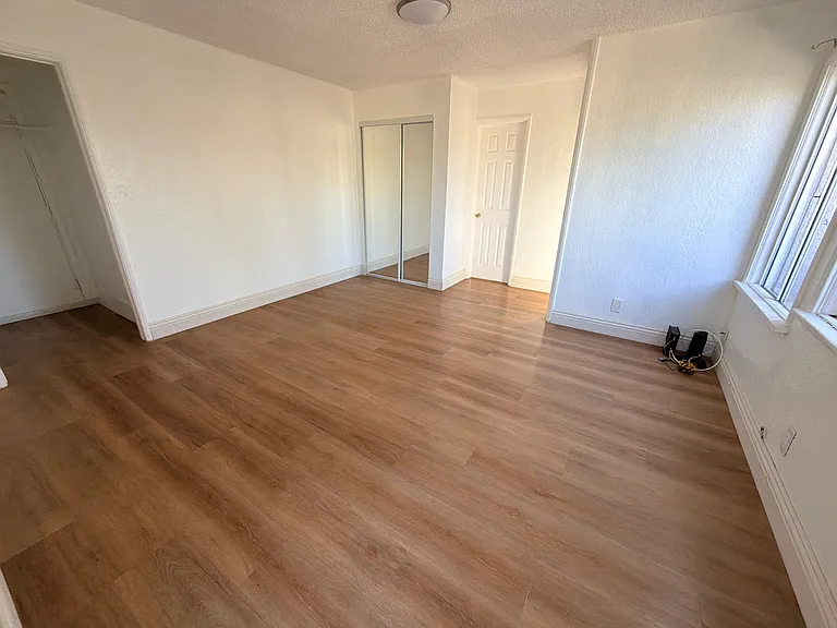 427 W Arbutus St — Photo 6