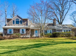 16 Russet Ln, Huntington, NY 11743